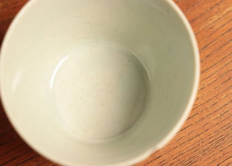 江戸中期コンニャク印判牡丹と唐草文高台付き猪口① ホツ,ニュウ