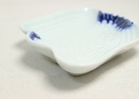 明治後期～大正陽刻染付鶴型皿
