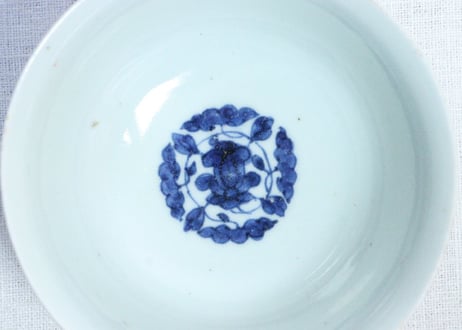 江戸後期色絵山水図窓絵と亀甲文図蓋茶碗　少釉剥げ