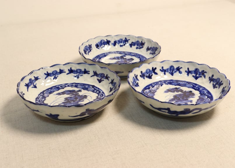 ◆染付菊形輪花皿5枚 花文 中皿 旧家蔵出し品 美品 江戸幕末期〜明治初期◆ 明治前期陽刻染付輪繋ぎと菊図なます皿 | 吉祥寺PukuPuku