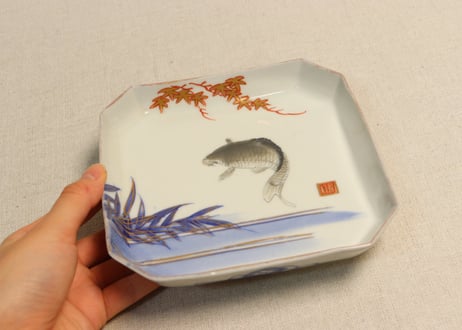 明治前期色絵鯉図角皿①釉切れ有