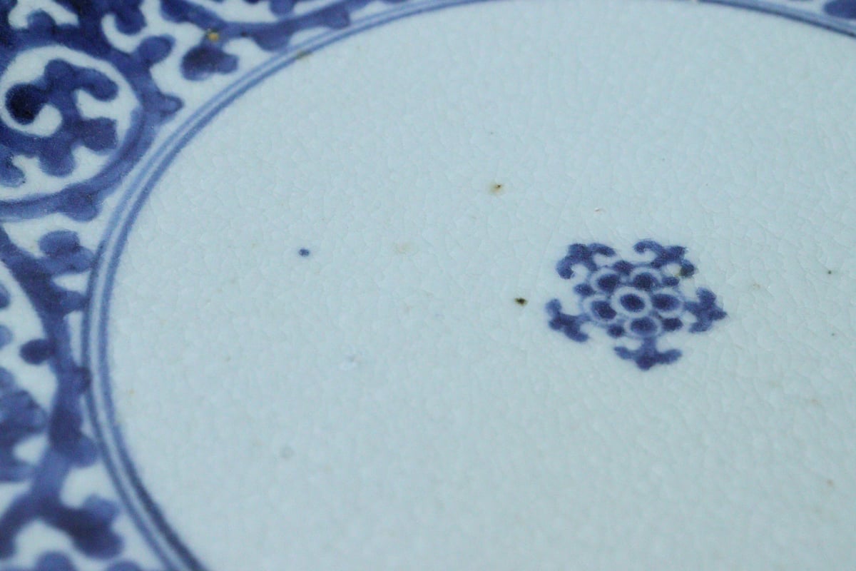 江戸中期染付蛸唐草文6寸皿⑤ 甘手 | 吉祥寺PukuPuku