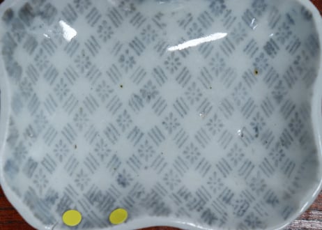 江戸中期紙刷古印判幾何学文糸巻き型小皿④　ノミホツ,窯傷