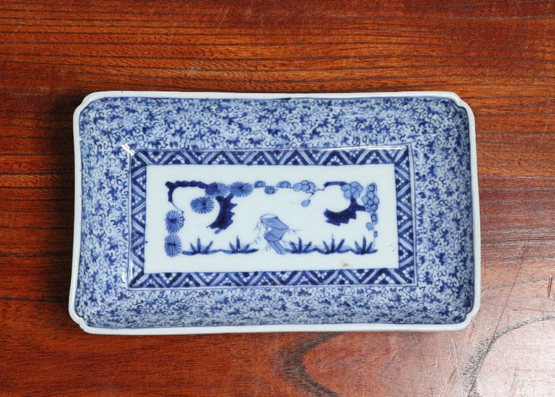 レトロな小皿5枚。多分江戸後期みじん唐草裏文字あり。