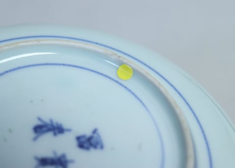 江戸中期染付四方に菊と梅図なます皿②　ムシクイ/高台小ホツ