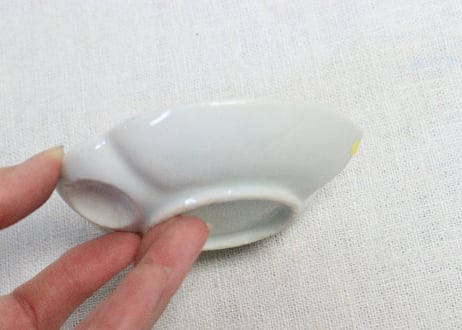 明治前期陽刻染付福良雀型小皿➁　ノミホツ