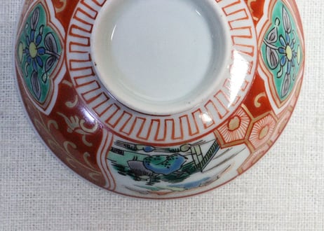 江戸後期色絵山水図窓絵と亀甲文図蓋茶碗　少釉剥げ