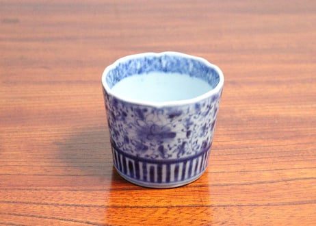 江戸中期染付花唐草文猪口　流れ,トリアシ
