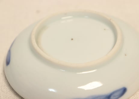 明治前期染付陰刻洋装人物図小皿①　濃いめ,歪み,かたつき