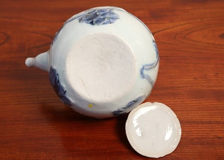 江戸後期陽刻染付菊花図銚子 蓋ホツ身ニュウ