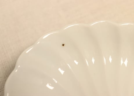 明治後期～大正陽刻染付菊花図楕円皿　少かたつき