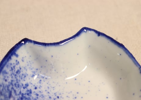 大正~昭和戦前吹き墨分銅型小皿①　濃いめ