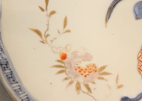 明治前期赤絵金彩柘榴と菖蒲図8寸皿
