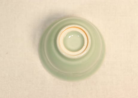 明治前期青磁陽刻雲図煎茶碗