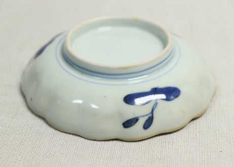 江戸幕末赤絵染付秋海棠と蝶図通り物小皿②少かたつき