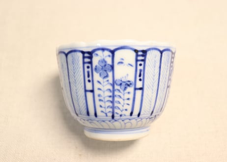 明治前期染付花弁に羽根と草花図向付
