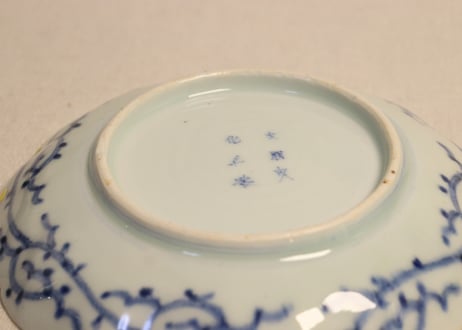 江戸幕末染付微塵唐草図6寸皿④　ノミホツ,少甘手,かたつき