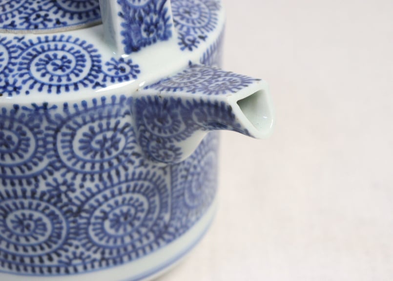 明治前期染付蛸唐草文銚子2pセット トリアシ,蓋ホツ,注ぎ口 明治前期染付蛸唐草文銚子2pセット トリアシ,蓋ホツ,注ぎ口