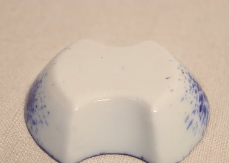 大正~昭和戦前吹き墨分銅型小皿①　濃いめ