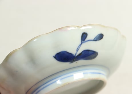 江戸幕末赤絵染付秋海棠と蝶図通り物小皿②少かたつき