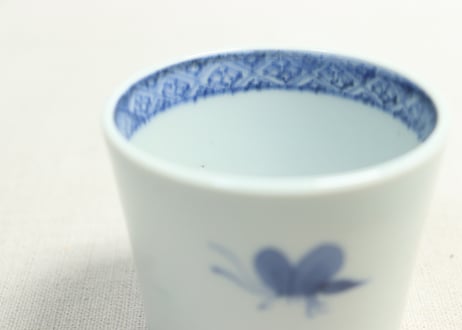 江戸後期染付菊と蝶図猪口②菊二輪