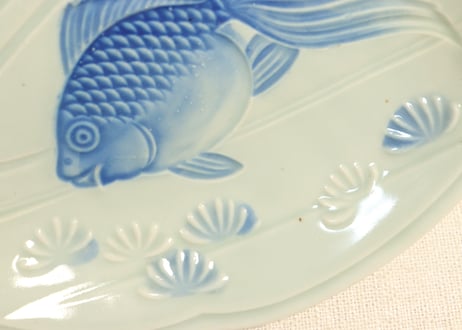 昭和戦前青磁陽刻金魚図6寸皿