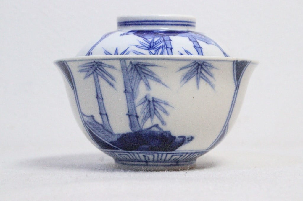 明治16年 (1883年) 松竹梅 染付 乳白色 壜(びん)1個 共箱 明治16年 (1883年) 松竹梅 染付 乳白色 壜(びん)1個 共箱