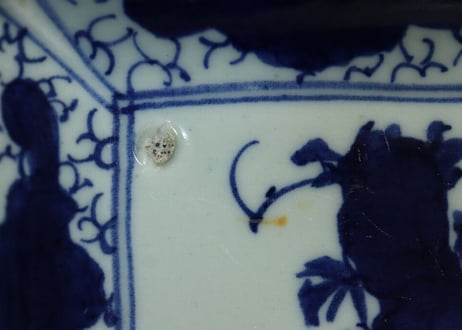 明治前期東北の焼染付牡丹図長皿 がたつき