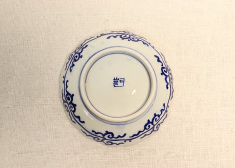 明治前期金彩ベロ藍線描き牡丹図小皿