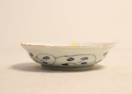 江戸後期染付陽刻鳥図六弁小皿③ 少かたつき,ノミホツ