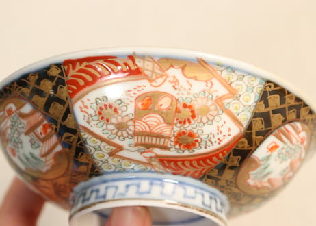 明治前期色絵桃に山水と鳥籠図通り物飯茶碗