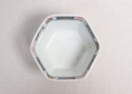 明治前期色絵花と唐草図六角向付③かたつき