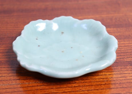 江戸幕末三田青磁陽刻牡丹図四ツ脚小皿②