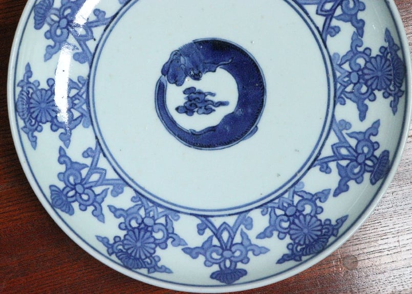 江戸中期コンニャク印判団龍と菊図7寸皿① 見込み落ちかたつき,ニュウ