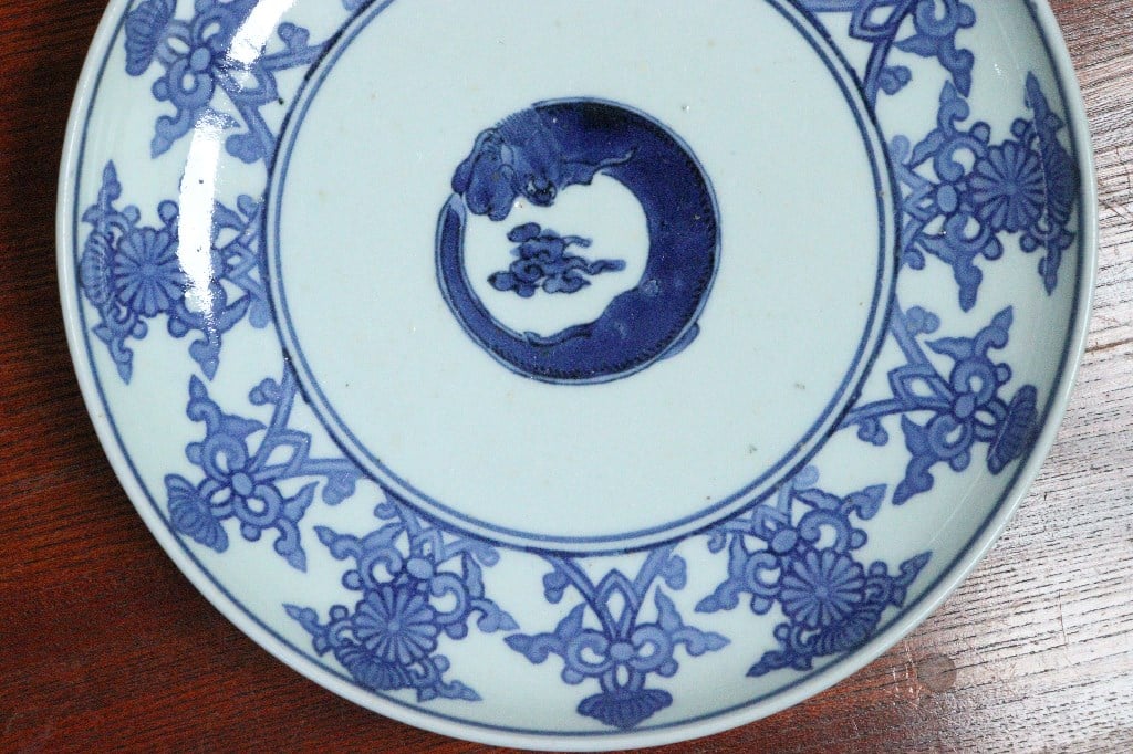 江戸中期コンニャク印判団龍と菊図7寸皿① 見込み落ちかたつき