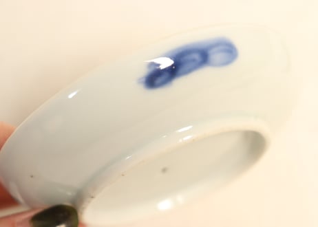 明治前期染付陰刻洋装人物図小皿②　薄め,歪み,かたつき