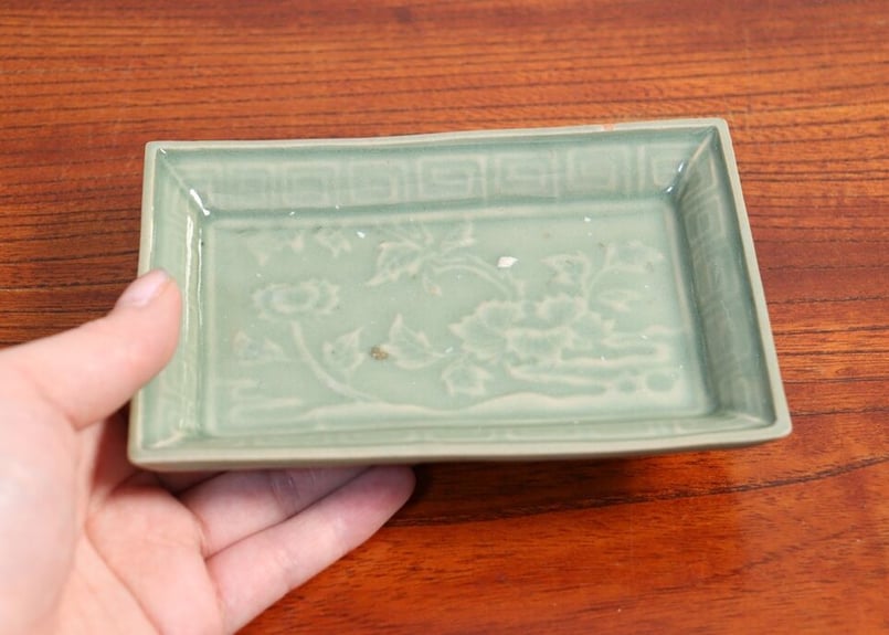 古九谷青磁陽刻牡丹雷紋角皿 古九谷青磁陽刻牡丹雷紋角皿