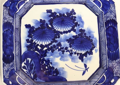 明治前期ベロ藍菊に蝶図角皿①