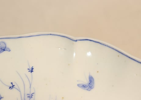明治前期染付麒麟と花図７寸皿①黒点,高台窯傷