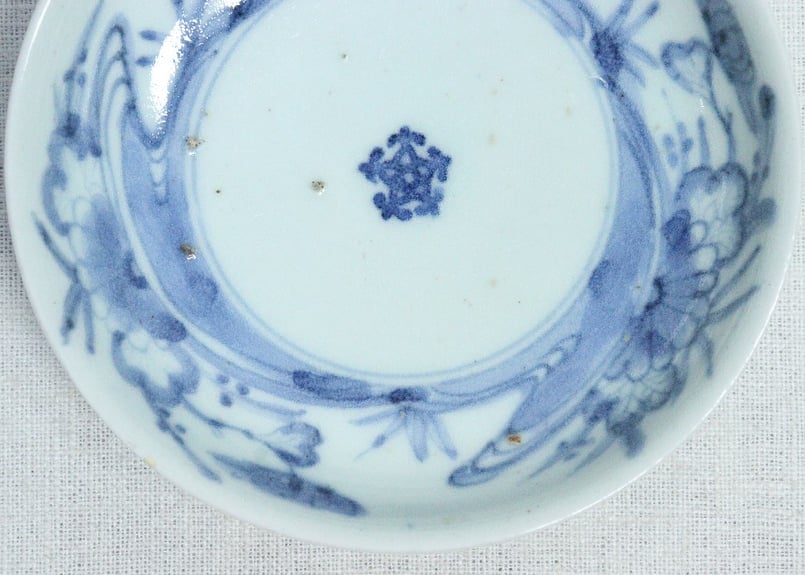 母」 織部 隅切 豆皿 8客 片身代わり 菊花 （708A） 母」 織部 隅切