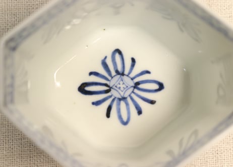 明治後期～大正染付山水と牡丹図菱形小鉢①　濃いめ