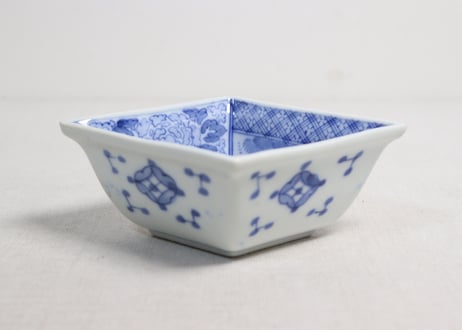 明治後期~大正染付牡丹と山水図菱形小鉢②少かたつき