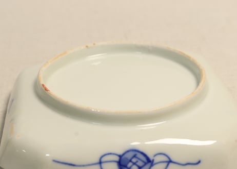 明治前期色絵鯉図角皿②釉切れ,少かたつき