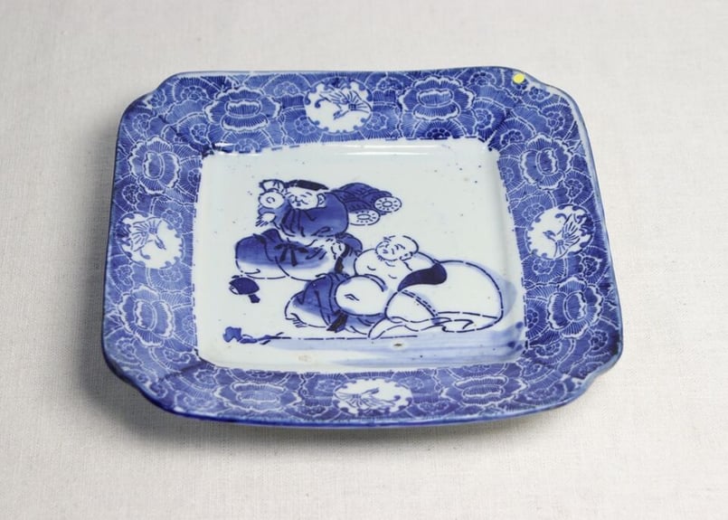 明治前期紙刷恵比寿様と布袋様図7寸角皿 ムシクイ,がたつき | 吉祥寺