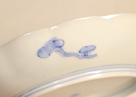 明治前期染付麒麟と花図７寸皿①黒点,高台窯傷