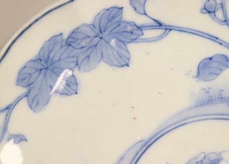 明治前期染付麒麟と花図７寸皿①黒点,高台窯傷