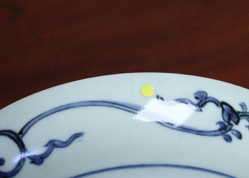 江戸中期コンニャク印判団龍と菊図7寸皿① 見込み落ちかたつき,ニュウ