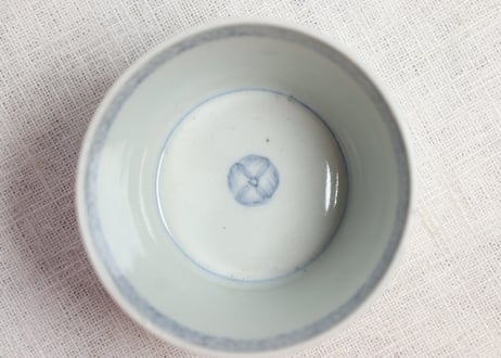 江戸後期染付貝と海藻図猪口 高台ホツ