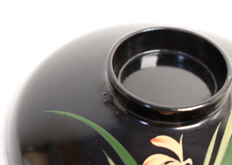 戦前骨董　明治・大正　木製漆器椀　蝶飛翔図蒔絵螺鈿細工裏万両　外朱・内黒　懐石等 戦前骨董 明治・大正 木製漆器椀 蝶飛翔図蒔絵螺鈿細工裏万両