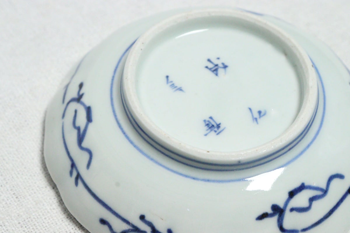 幕末～明治期　古伊万里　染付　見込みに唐人図　微塵唐草文　山水人物図　24cm 幕末～明治期 古伊万里 染付 見込みに唐人図 微塵唐草文 山水人物